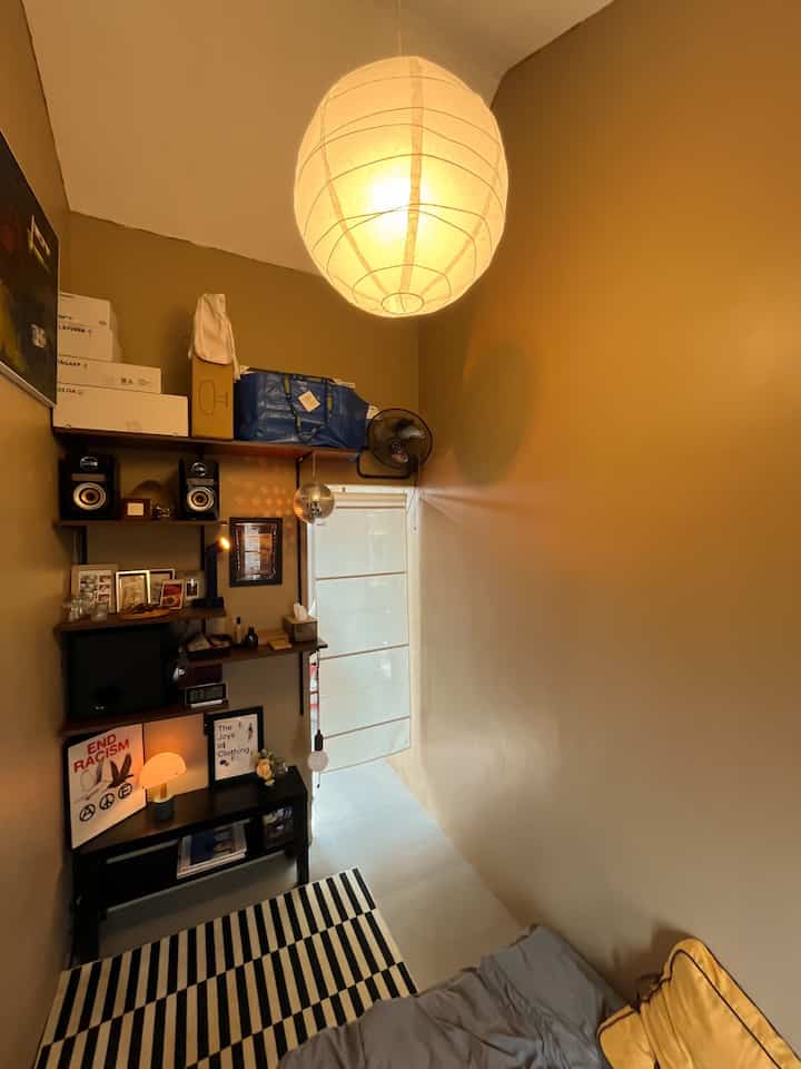 機能的で装飾的なアイテムとしてマスタースペースの (ウォールシェルフ) を使用したミニマリストの部屋の雰囲気は、きちんと整然とした空間を作り出します。手頃な価格（お財布に優しい）でありながら、美しい印象を与えるアイテムで、屋上の部屋などの小さな部屋に最適です 👌🙌🏻

#リノベーション素材
#安い材料
#ウォールシェルフ
#棚のアイデアを整理する