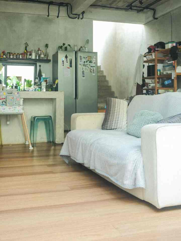 Ini adalah salah satu tips kami untuk menghemat budget namun tetap terlihat estetik.
1. Instead of memasang keramik, yang dimana bongkarnya bikin berdebu dan lebih mahal, kami memilih menggunakan vinyl karena pemasangannya mudah dan relatif lebih murah.
2. Untuk menyimpan stock bahan-bahan pokok, kami menggunakan Drona box dari ikea yang sangat ramah dikantong dan juga looksnya enak dimata.
3. Pencahayaan matahari yang masuk kedalam rumah, memang bagus ketika menggunakan kaca. Tapi kita semua tau kaca ga murah ya gengs 🥲, jadi kita ganti kaca dengan onduline transparan yang dimana fungsi utamanya untuk atap, kita alih fungsikan untuk menjadi dinding beningggg
#MaterialRenovasi
#MaterialMurah
#OndulineTransparan
#VinylMotifKayu