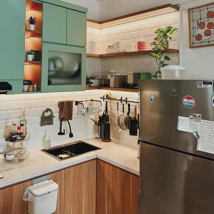 Mari berbagi bahan yang digunakan! ✨✨

Kalau saya pakai HPL di dapur karena lebih terjangkau dan desainnya banyak. Backsplashnya juga pilih yang simpel, alasannya biar lebih serasi dan "benturan" dengan warna kitchen set saya.🍏

Nah, dibandingkan menggunakan wallpaper pada dinding, saya lebih memilih mengecatnya dengan warna yang cantik. Lebih hemat, tidak merusak tembok (jujur, pakai wallpaper itu ribet dan merusak tembok 🫠🫠). Apalagi sekarang catnya sangat indah!

Lalu karena saya tinggal di Apato maka peran balkon cukup penting, selain untuk mengeringkan juga sebagai bukaan keluar masuknya udara. Sebenarnya saya ingin menggunakan decking yang kaya akan IKEA. Hanya saja saya lebih memilih mengganti keramik warna abu-abu, selain lebih terjangkau juga lebih mudah dibersihkan dan tidak perlu perawatan yang ribet. ✨✨✨

Kalau di rumah pakai bahan apa? Ceritakan di kolom komentar! 🫶🏻🫶🏻🫶🏻

#bubuapato #materialrenovasi #materialrumah #keramikkamarmandi #catdinding #materialdapur #materialbalkon