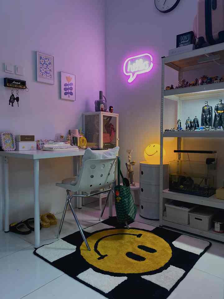 Ruang kerja tempat cari inspirasi dan nonton drama✨
Di ruangan ini ada beberapa macam lampu yang biasa aku nyalain, menurutku dengan adanya lampu-lampu ini dapat memberikan suasan yang berbeda untuk ruangan ini serta membuat ruangan ini menjadi lebih homey.
#LampuRumah
#InspirasiLampu
#NigthVibe
#Lampu
#LampuDinding
#LampuMeja