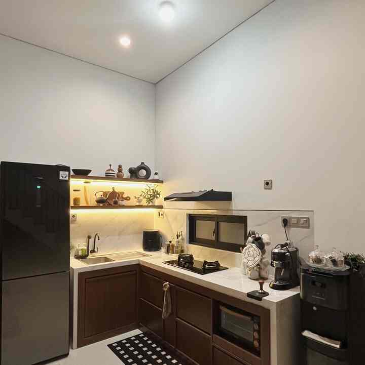 NIGHT MODE NRHOME Kitchen’s

Dapur NRHome kalau malam hari lebih sering menggunakan tipe lampu downligt & led stripe denvan warna warm. 
Karena ambiancenya lebih terasa nyaman & homey.
Pada ambalan dapur kami ketakkan LED Strip & downlight tepat di atas area dapur. 

#LampuRumah  #InspirasiLampu #NightVibe #NightMode #malamhari