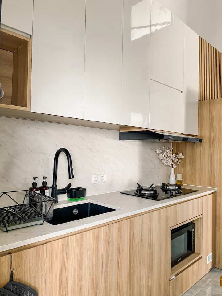 • Toughtop merupakan bahan pengganti marmer dengan looks matte yang mudah dipasang dari brand @aica.id.
Harganya jg sangat affordable dibandingkan dengan marmer atau material top table lainnya
…
Keunggulan Toughtop :
✨ Tahan panas
✨ Tahan goresan
✨ Anti Bakteri
✨ Tidak berpori sehingga tidak menyerap air
…
Kami menggunakan 1 slab dengan ukuran 120 x 240 cm. Sedangkan meja dapur 60 x 120 cm. Karena masih ada sisa potongnya, akhirnya digunakan untuk backsplash kitchen atas dasar advice dari vendornya jg, walaupun sebenarnya memang untuk backsplash biasanya menggunakan Cerarl (material dari @aica.id juga yang memiliki permukaan glossy)

#MaterialRenovasi #MaterialMurah #TopTableKitchenSet #InspirasiMaterialDapur #DapurMinimalis #JapandiIndustrial