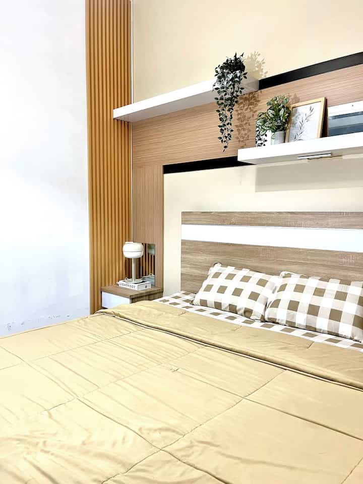 Material Affordable Di Rumah Irhouse.21🏡

1. Kamar Tidur
Di sudut kamar tidur kami pasang wall panel, kami menggunakan 3 buah wpc ukuran 290 cm x 16 cm. Ternyata dengan menambahkan wallpanel sudut kamar menjadi lebih estetik. Budgetnya affordable sekitar 300K.

2. Dapur 
Partisi dapur yang sangat affordable, kami membeli kisi2 kayu dan merangkainya. Di finishing sendiri, hasilnya memuaskan kami bisa berhemat jutaan. Membuat partisi ini menghabiskan sekitar 400K.
Selain itu dindingnya kami tempel wallsticker foam motif batu bata. Sangat affordable 1 lembar wallsticker cuma 7K. 
Untuk backsplase kami gunakn wallstiker vinyl dengan harga 8K dan menghabiskan sekitar 100K. Untuk ambalan berbahan beton kami lapis dengan stiker motif kayu. Dapur terlihat lebih estetik dan modern.

3. Ruang Keluarga
Di ruang keluarga kami makeover dinding menggunakan wallmoulding list kayu. Budgetnya sekitar 600K untuk membuat dindin classic. Affordable dan estetik.

Bagaimana tetangga, apakah tertarik  menggunakan material-material diatas? Menurutku affordable,awet dan estetik. Bisa di pasang sendiri tanpa tukang.

#MaterialRenovasi
#MaterialMurah
#wallpanel #partisi #backspash #wallstikervinyl #wallstikerfoam #wallmoulding #kayujatibelanda 

