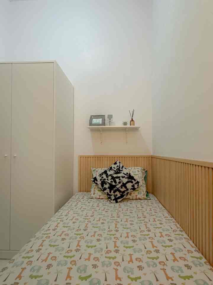 Ini adalah kamar ART dirumah kami. Kami dekor semua dengan material sisa renovasi ruangan lainnya. Kebetulan ada sisa WPC dan cat dulux white catylac 1501. Sehingga tidak mengeluarkan dana yang besar utk renovasi kamar ini. Dekorasi lainnya seperti lemari pakaian, lampu dinding IKEA DROMHEM (sudah tidak ada di web), hook utk menggantung barang, semua lungsuran dari kamar anak-anak. Yang dibeli baru adalah cermin dinding IKEA DROMMARE seharga 99.900 dan ambalan IKEA SIBBHULT/BURHULT seharga 55.000. Menurut kami kamar si mbak sudah sangat nyaman setelah didekor seperti ini, dan semoga si Mba jadi lebih betah. 

#MaterialRenovasi
#MaterialMurah
#wpc
#ikea