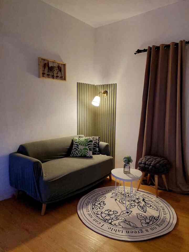 Romanticzing My Living Room 🌝

Ingin menciptakan suasana romantis dirumah? tentunya bisa dong.
Suasana romantis dirumahku terletak diarea living room (ruang tamu). 

Walaupun spacenya kecil, tapi tetap bisa jadi tempat berkumpul keluarga dan juga tempat yang asyik buat santai dikala malam. 

Cukup hanya dengan 1 (satu) pencahayaan dari lampu ‘warm’ bener - bener bikin suasana rumah jadi syahdu, pas banget ‘me time’ bareng pasangan walau cuma sekedar ngopi, ngobrol, atau scrolling dan baca buku.

Kalau space romantis dirumah kalian ada dimana? 

#LampuRumah
#InspirasiLampu
#NightVibe
#sofaminimalis
#catrumahminimalis
#romanticzing
#ruangtamu 
#Ruangtamupengantinbaru 
#ruangankecil 