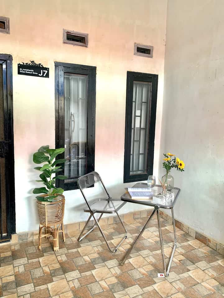 Hai tetangga Ohouse! Kali ini aku mau share material dan produk ramah dikantong yang aku gunakan dirumah untuk mengubah tampilan jadi makin cakep 🤗

Fasad
Yang pertama saat masuk diteras kalian akan liat papan nomor rumah akrilik yang aku pesan custom, tujuannya agar yg bertamu bisa langsung menemukan rumah ini hehe harganya jg terjangkau banget di 50.000an saja sesuai custom yg kita inginkan, penambahan nomor rumah bikin tampilan makin cakep sih

Living room
Kalau di ruang tamu aku pakai wall moulding biar makin cantik tampilannya, ditambah sentuhan vinyl agar terlihat makin estetik dan vibesnya beda banget, tujuan pakai vinyl sebenarnya untuk menghemat ganti keramik lantai bawaan developer, selain budget waktu jg jadi kendala, pakai vinyl beneran budget yang aku keluarkan sangat ramah dikantong, ga perlu sampai bobok tegel juga

Dapur
Nah untuk dapur sendiri karena aku belum pakai kitchen set jadi aku inisiatif agar looksnya cantik estetik jadi aku pakai ambalan yang murah meriah dan ramah dikantong, biaya yang aku keluarin juga ga banyak, hanya di penambahan ambalan yang diberi siku, kemudian gorden kolong dapur yang bisa nutup aib perintilan, juga pasang walpaper biar tampilannya makin cantik, untuk ambalan budget di 170ribuan, sikunya 60ribuan, gorden kolong 50ribuan, stiker 80ribuan, beneran budget yang ramah dikantong kan 🤗

Kamar
Terakhir untuk kamar, aku juga belum pakai dipan nih, dan untuk mensiasati agar tampilannya juga cakep aku DIY kayu lis tempel di dinding biar makin estetik, juga pakai vinyl agar tampilan kamar jadi cantik, segini aja looksnya beneran enak banget diliat, sederhana tapi ada gaya hihi

#materialrenovasi #materialmurah #wallmoulding #lantaivinyl #vinyl #kayulis #dapur #walpaperdapur #ambalan #gordenkolongdapur #gordendapur #dapurcantik #kamartidur #kamarestetik #kamarkecil