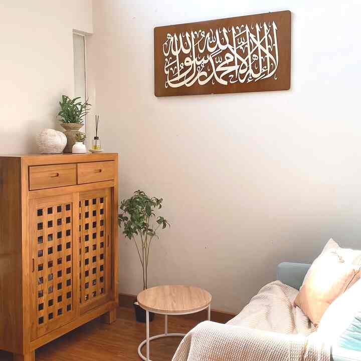 Apa yang penting dari Living room ? Jawabannya adalah nyaman. Meskipun area ini cukup terbatas tapi kami usahakan selalu buat senyaman mungkin. Pemilihan material dan juga dekorasi yang ada cukup affordable untuk kami berikut untuk detailnya .
• Cat dinding menggunakan warna yang warm
• Lantai menggunakan spc motif kayu
• Dekorasi dinding kaligrafi kayu
• Rak kayu sliding
• Reed diffuser
• Tanaman artificial

#MaterialRenovasi #Materialmurah #catinteriorrumah #lantaispc #hiasandindingkaligrafi #rakslidingkayu
#tanamanartificial #reeddiffuser