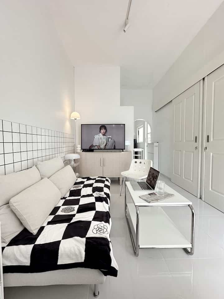 Renov tipis2 ala cona.hom: Menambahkan stiker vinyl di dinding & ubah lantai granit (menjadi motif polos terang). Bisa memberikan kesan rumah menjadi lebih lega.
#MaterialRenovasi
#MaterialMurah
#StikerDinding #WallpaperDinding
#GranitPolos #JendelaRumah #CatInterior