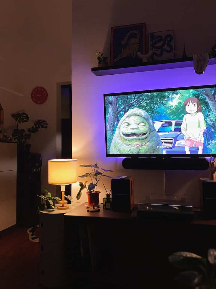 ✨Night Situation✨

Siapa yang disini suka nonton TV gelap-gelapan?🙋‍♀️
Aku suka sekali nonton gelap-remang dirumah, karena vibesnya jadi movie time banget! Ditunjang lampu-lampu kecil biar vibesnya makin romantis. 
Lampu LED belakang TV ini game changing banget. Karena bisa merubah seluruh suasana ruang tergantung film dan musik yang lagi ditonton.
Aku sih team “lampu dicolok listrik” kalau lampu battery sebaiknya diminimalisir untuk area tertentu aja biar ga repot charge dan ganti battery 😆

#LampuRumah #InspirasiLampu #NightVibe #tipe36 #tinyhouse #lampu #lamp #livingalone