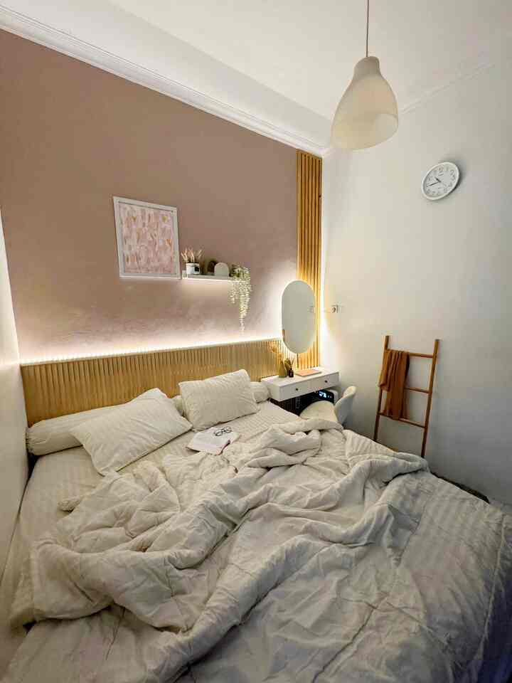 ✨ Night Vibes ✨

Suasana malam di kamar ini sengaja dibuat warm dan minim cahaya, supaya tidur lebih nyenyak.
Alih-alih menggunakan lampu tidur di nakas, kami cukup dengan lampu LED di cermin yang berwarna warm white sebagai lampu tidur kami, untuk menghemat tempat karena nakas di samping dipan ini hanya berukuran panjang 80cm, sepertinya akan terasa penuh jika menempatkan lampu tidur di sana.
Jika merasa kurang terang ketika ingin membaca, kami tinggal menyalakan LED strip yang ada pada headboard, itu sudah lumayan terang lho. Tapi ketika belum mau tidur biasanya lampu utama di tengah plafon yang berwarna cool white kami nyalakan.
Tadinya aku mau menambahkan standing lamp di kamar ini, karena tidak memungkinkan untuk bobok tembok jika mau menambah lampu hias, tapi aku urungkan karena ukuran kamar ini tidak terlalu luas, jadi yasudah sepertinya kami sudah merasa cukup dengan lampu tidur yang seperti ini saja, hehehehe.

#LampuRumah
#InspirasiLampu
#NightVibe
#Bedroom
#Bedroominspo
#Bedroomdecoration
#Bedroomdecorideas
#Home
#Homedecoration