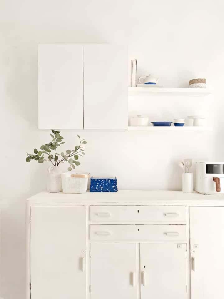 Untuk mewujudkan kitchen & dining yang affordable, saya banyak melakukan self makeover dan DIY menggunakan material yang budget friendly seperti PVC Stiker Kertasive, repaint furniture dengan cat kayu yang ramah lingkungan, atau membuat Wall Art sendiri menggunakan kanvas dan karton bekas. Dengan menggunakan material yang budget friendly, ruangan bisa menjadi lebih estetik tanpa harus mahal 🤍

#Materialrenovasi
#MaterialRumah
#Kitchenset
#PVCStiker
#Kertasive
