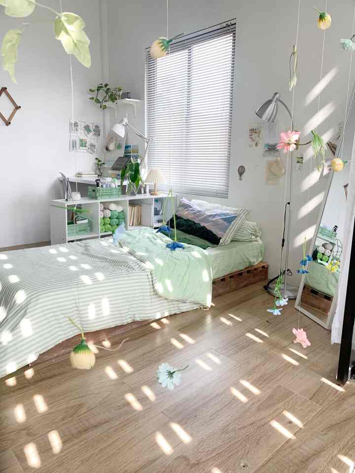 Hai..
Material yg affordable dari kamar aku adalah granit. Kenapa memilih granit? Bukannya lebih mahal? No!
Alasan aku memilih granit, maintenancenya sangat mudah sekali, semakin sering dipel semakin mengkilap, tahan lama, tidak berjamur ataupun rusak.

Kenapa tidak vinyl atau spc? 
Vinyl yg menggunakan lem lama kelamaan bisa merenggang, semakin sering dipel vinyl akan mengelupas dan merusak lantai. Sedangkan spc, walaupun tidak merusak lantai, lama-kelamaan bekas air pel akan merembes ke sela2 spc, pada akhirnya akan lembab dan bau, untuk harga tidak beda jauh dengan granit vinyl.

Material affordable lainnya adalah cat dinding. Aku pilih jotun untuk eksterior dikarenakan agar lebih awet dan jika kotor bisa di bersihkan.

Untuk dipan aku custom dan sangat budget frendly sekali.

#MaterialRenovasi
#MaterialMurah
#GranitKamar
#GranitVinyl
#CatDindingkamar
#Dipan
#DipanKayuPallet