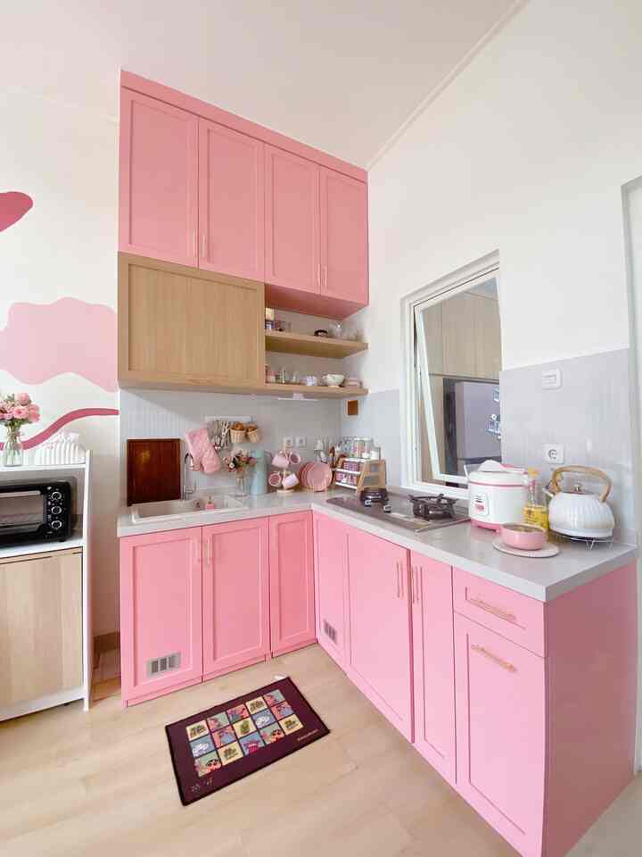 Ketika membangun dapur Rumah Pinky Mama kami sangat memperhatikan soal budget. Maka ketika pemilihan material untuk kitchen setpu, kami pilih yang sesuai budget kami tapi dengan kualitas yang baik. Top Solid motif Terazzo jadi pilihan kami. Selain bahannya kuat, motif yang kami pilih cocok sekali dengan look kitchen set ini secara keseluruhan.


#inspirasidapurpink #inspirasirumah #topsolidsurface #topsolidterazzo #kitchenset
#materialrenovasi #materialrumah