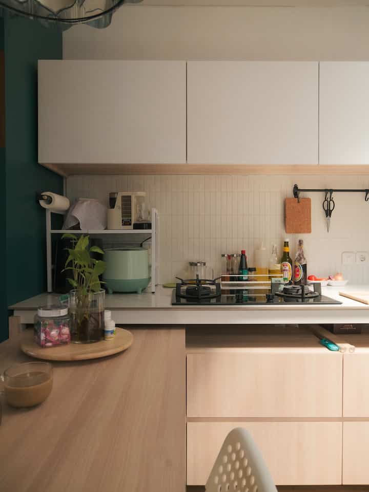 Material yang affordable dan tetap estetik. Dari backsplash, lapisan HPL untuk dapur dan meja makan, WPC pastinya untuk lapisan sisi lemari, dan lantai Vynil yang bisa menambah kesan ruangan jadi lebih warm and cozy.

#MaterialRenovasi #MaterialMurah #KitchenSet #HPL #WPC #LantaiVynil