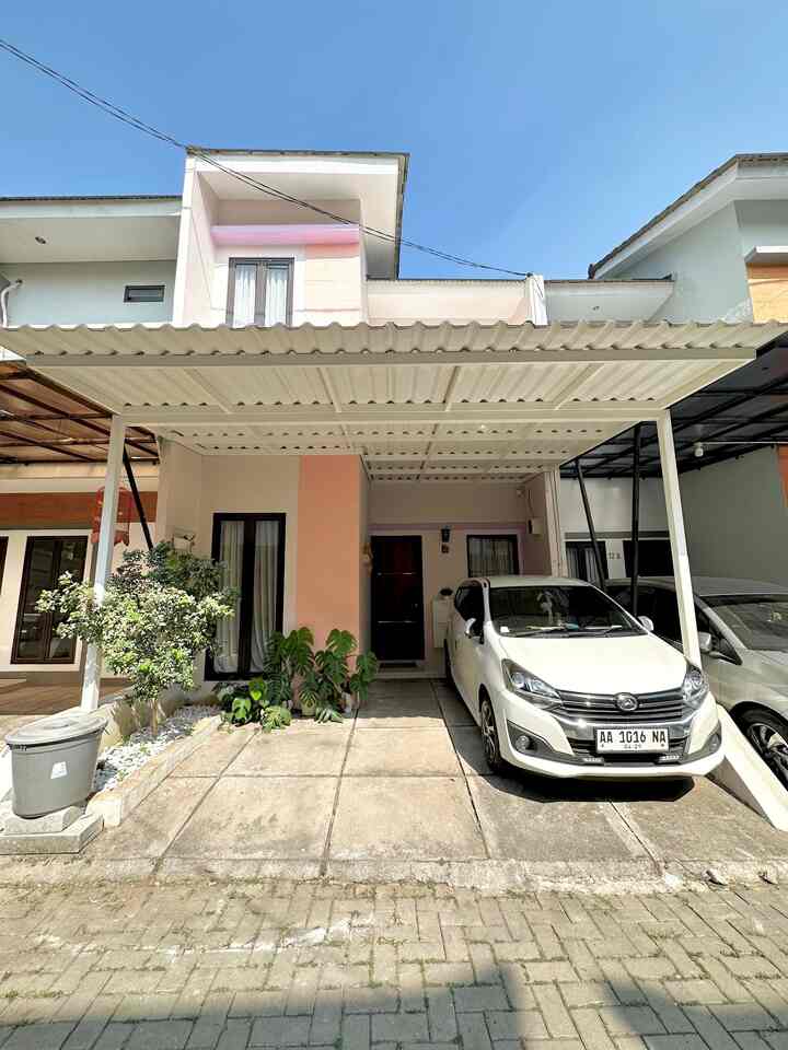 Beberapa perubahan yg terjadi pada Fasad Rumah ini dari awal ditempati hingga saat ini adalah
✔️Pasang Kanopi Alderon
Aku memilih material ini karena lebih awet dan terlihat minimalis
✔️Ganti Cat Eksterior
Awalnya warna abu berubah menjadi baby pink yang sesuai selera aku
✔️Ganti Pintu Utama dan Kusen
Ganti Pintu bahan HPL dan Kusen yang lebih tebal dari sebelumnya
✔️Pasang Smartlock
Supaya lebih praktis saat keluar masuk rumah tanpa bingung nyari kunci

#MaterialRenovasi 
#MaterialMurah
#Alderon
#kusenpintu 
#Smartlock
#Smarthome
#hplaica
#fasadrumah