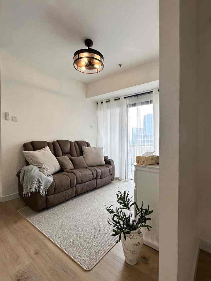 INSPIRASI MATERIAL AFFORDABLE✨

Cara Hatta Home supaya menghemat biaya adalah dengan menggunakan material cat tembok dan cat plafon yang sama di semua ruangan. 

Inspirasi material affordable lainnya datang dari hasil DIY suami, yaitu pull-out rice cooker cabinet yang menggunakan material multiplek dan rel laci double track. Suami membuat DIY ini karena kami ingin menyimpan rice cooker di tempat tersembunyi namun mudah dijangkau, dan yang pastinya tetap estetik hehe

Ada yang tau material yg super affordable, sangat penting di dapur namun sering dilupakan? Yes. Lubang hawa! Material ini sangat berfungsi untuk sirkulasi udara di kabinet gas tabung dan kabinet sink. 

Dan yang terakhir, another DIY suami : self-care cabinet anak kami. Kami menggunakan bahan multiplek yg dilapisi material papersheet putih doff dan untuk alas meja kami menggunakan material papersheet motif kayu yang sangat afforable dan membuat kamar anak kami semakin estetik dan fungsional hihi

Semoga menginspirasi✨

#MaterialRenovasi
#MaterialMurah
#DIYLaci
#DIYLemari
#WallpaperStiker
#PaperSheetStiker
#KitchenSet
#CatTembok