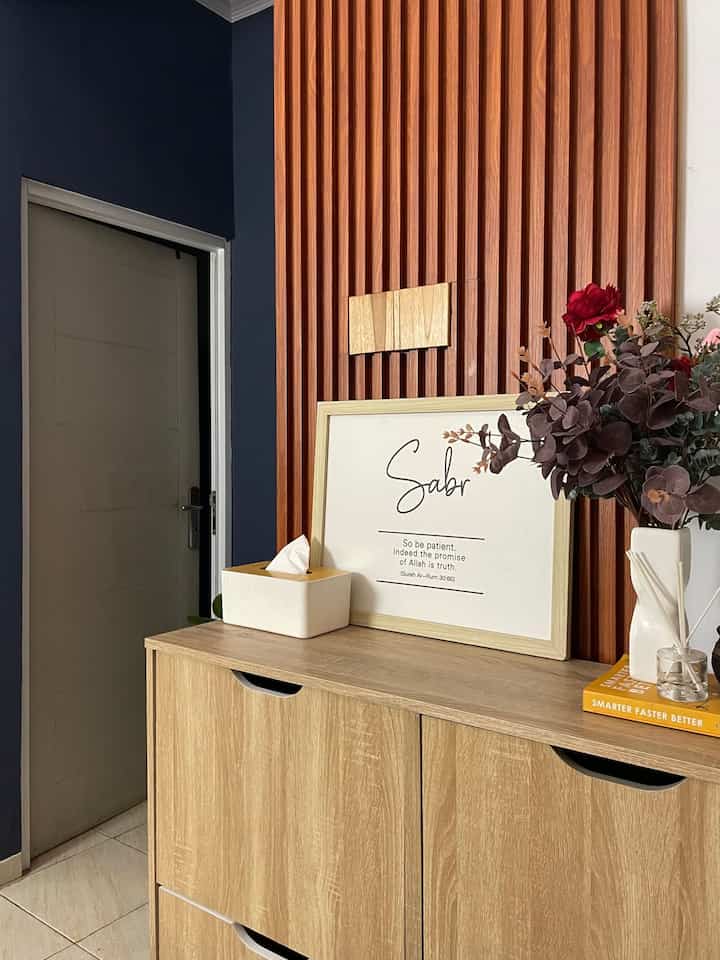 Upgrade the look of your living room with affordable WPC panel accents! In addition to being pocket-friendly, WPC (Wood Plastic Composite) material gives a natural and warm impression to the walls. We spent a budget of around IDR 900,000 for the use of this WPC panel in 2 spots in the living room, this result gives a luxurious feel without having to spend a lot of money. Suitable for a modern minimalist industrial touch like this. 🌿✨

Tips for Decorating a Room on a Limited Budget:
1. Focus on the Main Accent:
Choose one area, such as the wall behind the TV, to be the focal point with decorative accents such as WPC panels.
2. Multifunctional Furniture:
Use furniture that can also be used as storage space to keep the room neat and functional.
3. Take Advantage of Natural Decorations:
Add small ornamental plants or wooden elements to strengthen the warm and natural impression.

#Renovation Materials #WPCPanel #MaterialMurah #AffordableDecor #IndustrialMinimalis #BudgetFriendlyDecor