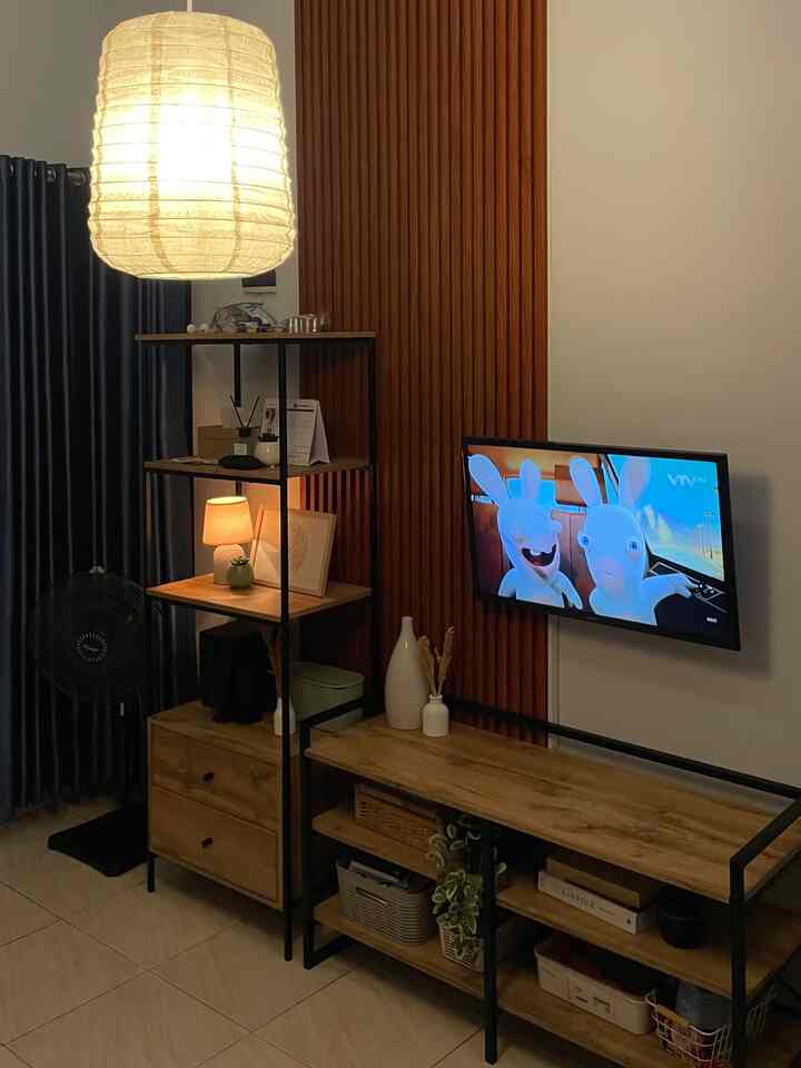 Menikmati night vibes di living room dengan suasana yang tenang dan nyaman. Permainan lampu hangat menjadi kunci untuk menciptakan atmosfer cozy, membuat setiap sudut terasa lebih hidup. Dengan penempatan lampu meja yang tepat dan cahaya temaram dari sudut-sudut ruangan, ruang tamu berubah jadi tempat paling pas untuk relaksasi setelah hari yang panjang. ✨🌙

Tips Penempatan Lampu untuk Nuansa Tenang:
1. Gunakan lampu warm white (sekitar 2700K - 3000K) untuk memberikan kesan hangat dan nyaman, jauh dari kesan silau yang membuat mata lelah.
2. Tambahkan lampu meja atau lantai di sudut ruangan, mengarahkan cahaya ke dinding atau langit-langit untuk menciptakan efek bayangan yang menenangkan.
3. Kalau tidak ada dimmer switch, gunakan lampu dengan watt yang lebih rendah atau pilih lampu dengan kap (lamp shade) untuk meredam cahaya dan menciptakan suasana yang lebih lembut.

#LampuRumah #InspirasiLampu #NightVibe #LivingRoomGoals #CozyAtmosphere #LightingDesign #WarmWhiteLighting #RelaxingEvenings #LampuMeja #LampuGantung