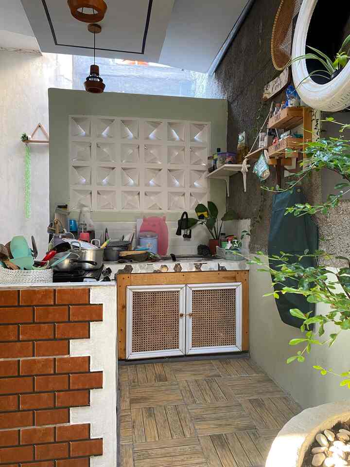 Rumah estetik tidak harus mahal, benar loh.
Dengan memanfaatkan material yang affordable, rumah pun bisa menjadi cantik.
Pemakaian stiker unsur woody, keramik bermotif bata atau vinyl kayu, dan WPC sebagai pemanis sudut ruangan bisa menjadi solusi dekor tanpa menguras isi kantong ❤️
Kami juga mendapat inspirasi dari DIY sosmed untuk dapat membuat kitchen set sendiri, yang hasilnya menjadi dream kitchen ini.

#MaterialRenovasi #MaterialMurah
#MaterialAffordable #InspirasiDapur #WPCpanel #KeramikBata #WallpaperStiker #KeramikMotifKayu #KitchensetRotan #DIYplavon