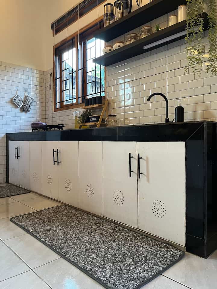 Ngomongin soal material ramah di kantong, di Bumi Gerrd ini paling banyak di area dapur.
 
Backsplash, hanya menggunakan keramik yang harganya 70ribuan per dus dengan motif bata terlihat dapur ini lebih estetik dan minimalis. 

Kolong meja dapur, di era gempuran kitchen set yang mewah kami memilih memasang pintu dengan multiplek yang di cat putih glosy kemudian di tambahkan handle hitam doff dan di beri lubang udara agar sirkulasinya bagus. 

Rak Insustrial, untuk menyimpan perabotan dapur yang tidak begitu banyak kami gunakan rak industrial hasil costum di tukang las terdekat dengan budget 600 ribuan. Tapi jika tetangga mau samaan ternyata ada juga loh yang jual d e-commerce silahkan tap link nya yaa.

Ambalan melayang, di atas meja dapur juga kami hanya gunakan ambalan melayang untuk menyimpan teh, gula, bawang dan sedikit dekorasi agar terlihat manis, untuk 2 ambalan budgetnya kurang dari 300 ribu loh. 

Terakhir ada jendela yang sangat membantu kami untuk menghemat listrik karna tentunya siang hari cahaya sangat melimpah masuk dapur, dan juga kami hemat tidak membeli coocerhood karna asap masakan langsung keluar rumah lewat jendela ini. 

#Bumigerrd #MaterialRenovasi #MaterialMurah #DapurMinimalist #Dapurmonochrome #Backsplash #KolongMejaDapur #RakIndustrial #AmbalanMelayang #JendelaDapur