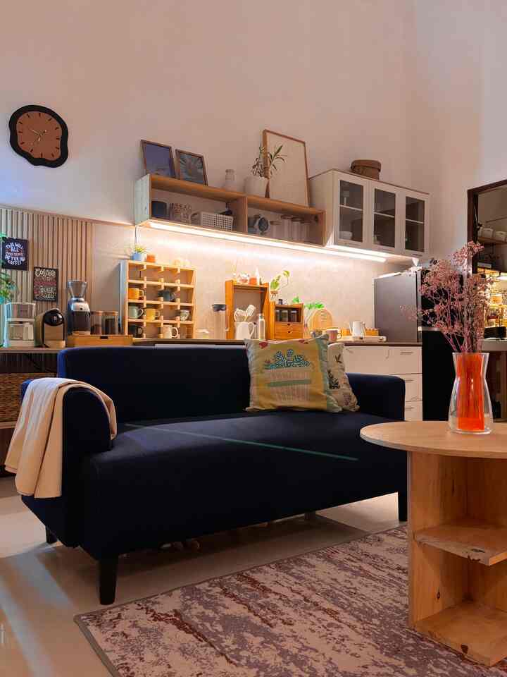 Saat malam, tentu saatnya lampu aksen menyala orange, hehehe.
Hampir semua lampu di ruang tamu yang sekaligus dapur ini berwarna warm white. Aku suka sekali lampu jenis ini karena membuat ruangan lebih hangat, nyaman, dan cozy banget.
#lampurumah
#inspirasilampu
#nightvibe
#lampuaksen
#accentlight
#lampuruangtamu 
#lampudapur