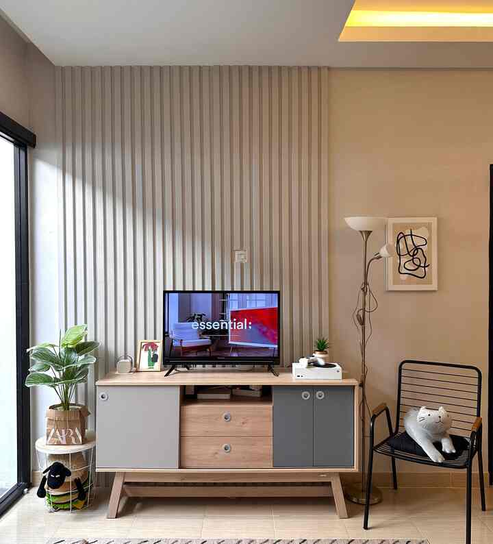 ᴹᵃᵗᵗᵉʳⁱᵃˡ ᵃᶠᶠᵒʳᵈᵃᵇˡᵉ ᵇⁱᵏⁱⁿ ᵃᵉˢᵗʰᵉᵗⁱᶜ 🛋️ 
Agar ruangan terkesan lebih minimalis dan tidak monoton, di beberapa area seperti backdrop tv dan kamar utama, kami menambahkan aksen pada dinding dengan panel berbahan GRC. Selain harganya yang affordable, GRC memiliki ketahanan yang cukup baik terhadap lembab dan jamur.

Tips untuk dekorasi ruangan kecil, gunakan furniture yang multifungsi dengan warna yang senada di setiap ruangan.

Jadi punya spot foto estetik deh dirumah 🩶

#MaterialRenovasi
#MaterialMurah
#Wallpanel #PanelGRC #WallpanelTV 
