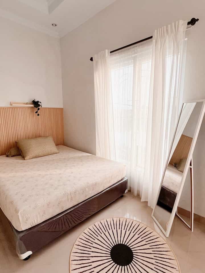 Decorating badroom with very minimum budget.
Akhirnya, setelah menempati rumah kurang lebih 2-3 tahun, ruang tidur utama sedikit dipercantik agar mendapatkan nuansa baru. Make over kamar tidur utama diputuskan menggunakan wallpanel untuk memberikan aksen kayu dengan bahan yang lebih raman lingkungan dan juga tahan rayap. Bahan tersebut ada bahan wpc.
Biaya untuk melakukan pemasangan wallpanel terbilang cukup terjangkau. Harga 1 lembar wallpanel dengan ukuran 300 cmx 15 cm adalah Rp 120.000 dengan free biaya pemasangan untuk syarat tertentu.
Make over kamar tidur utama juga dilakukan dengan menambahkan round rug dan juga standing mirror. Karena sebelumnya belum ada cermin yang cukup besar. Untuk menambahkan kesan aestetik, wpc wallpanel dengan corak kayu bisa dijadikan opsi karena nuansa ruangan menjadi lebih hangat.
#MaterialRenovasi #MaterialMurah #WallpanelDinding