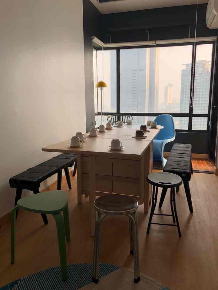 Ingin hunian nyaman tapi tetap hemat biaya? Yuk simak 4 Jurus di bawah ini,

Jurus 1: semakin compact luasan hunian, semakin sedikit material diperlukan, semakin hemat

Jurus 2: material alternatif lebih hemat daripada material premium

Jurus 3: pemilihan furnitur, semakin multifungsi semakin hemat, apalagi kalau DIY

Jurus 4: kalau furnitur sudah cantik, tidak perlu lagi keluar biaya untuk beli barang dekor

4 Jurus di atas apakah juga dipakai di hunian tetangga online? semoga bermanfaat ya

#MaterialRenovasi #MaterialMurah #KitchenSet #vinil #plywood #hpl 

