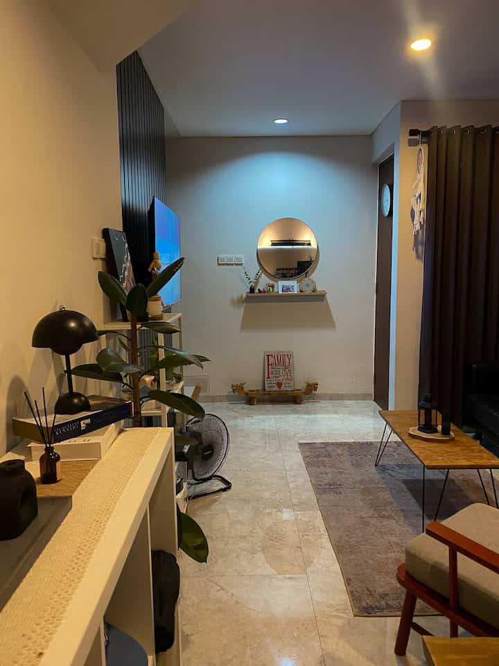 Untuk night vibe di rumah kami belum terlalu banyak di dominansi lampu , kamu baru mengoptimalkan pada pilihan lampu pintar pilihan kami. Karna dalam 1 lampu bisa mewujudkan 16 juta warna. Ini sangat membantu membuat suasan di area open space rumah kami lebih dapat menyesuaikan mood

Untuk saat ini belum banyak hiasan lampu yang kami terapkan pada area rumah kami , tapi kami sangat mengoptimalkan lighting pada pilihan lampu pintar yang sudah memenuhi kebutuhan kami dirumah

#lampurumah
#inspirasilampu
#nightvibe
#lighting
#smartlighting
#segehouse