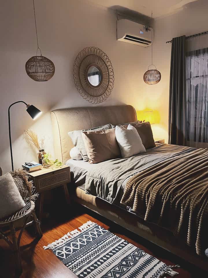 Halo Tetangga Kimkim 👋🏻

Saya memilih lampu dengan warna warm agar terkesan lebih hangat & homey.

Hampir disemua ruangan ada spot lampu dengan warna warm. salah satunya di kamar tidur utama ini

Sebenarnya disetiap ruangan ada 2 mode warna lampu, cool & warm. Kalau masih full aktifitas biasanya dinyalakan warna cool, tetapi kalau sudah lebih santai, saya menyalakan lampu warm, agar lebih relax.

#LampuRumah
#InspirasiLampu
#NightVibe
#LampuKamarTidur