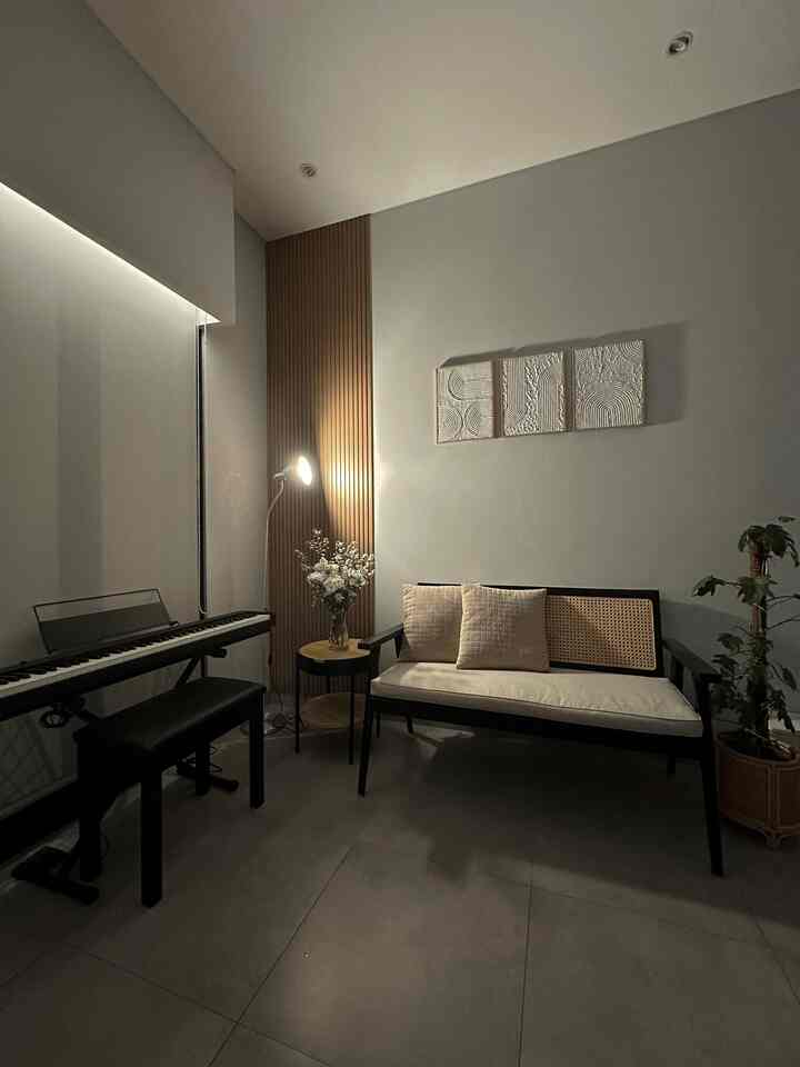 Night Vibes at Rumah de Mahendra 🌑🌙✨
Malam hari di rumah, dengan cahaya lampu warm white bikin rumah jadi cozy.
#LampuRumah
#InspirasiLampu
#NightVibe
#LivingroomNight
#LivingroomIdeas
#Homestyling
#Homedecor
#ModernIndustrial