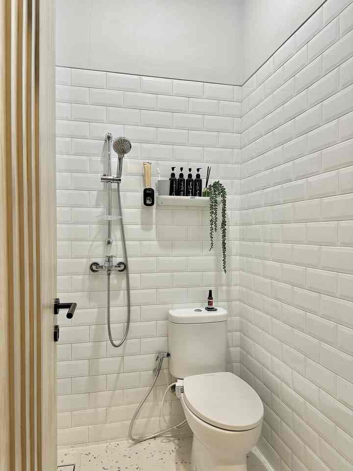 Bikin kamar mandi estetik versi low budget ala Rumah de Mahendra ✨✨✨

Kamar mandi di lantai 1 untuk tamu harus tetap estetik dan bersih. Aku pakai keramik warna terang karena luasnya terbatas (1,5mx1,3m). 

Keramik lantai merk Habitat dari Mulia Ceramics walaupun low budget tapi bikin kamar mandi jadi estetik. Ditambah sanitary warna putih dan shower bahan stainless bikin makin estetik.

Didekor pakai tanaman gantung artificial bikin kamar mandi jadi lebih fresh. Semua ini menggunakan item yang budget friendy dan maintenance untuk membersihkannya lebih mudah.

#MaterialRenovasi
#MaterialMurah
#KeramikKamarMandi
#PintuKamarMandi
#BathroomInspo
#BathroomLowBudget
#BudgetFriendly
#Homestyling
#Homedecor
#Bathroom
#KamarMandi

