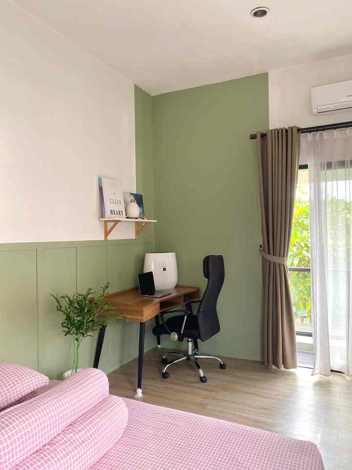 Hi tetangga, untuk bikin ruangan lebih aesthetic dan hidup. Kami memutuskan untuk menambahkan MDF / HMR board berukuran 5cmx100xm di beberapa area. Selain menambah aesthetic juga sebagai siasat kami untuk menutupi beberapa area dinding kami yang tidak rata. 

Kenapa menggunakan MDF board ? Karena harga nya yg sangat ramah kantong, tp bisa mengubah tampilan ruangan jauh lebih aesthetic, karena di bandingkan dengan cost wallpanel wpc, MDF board jauh lebih murah. 

Lalu untuk di area dapur, pada blacksplash kami tambahkan lakban / tape berwarna hitam yg anti air , dengan harga nya yg sangat murah tapi
bisa mengubah tampilan dapur. Semoga menginspirasi ya ♥️

#materialrenovasi #materialmurah #papanmdf #lakbankeramik