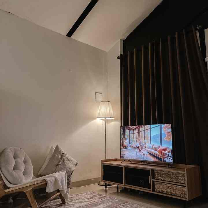 Hi tetangga, 

kenapa malam jadi waktu yang paling tenang untuk kita istirahat? karna kesunyian dan keheningan malam hari mempunyai keistimewaan tersendiri. Buat aku pribadi ini jadi waktu yang paling menyenangkan untukku sebagai Ibu Rumah Tangga. 

Kadang di malam hari jadi tempat buat aku merenung untuk hal hal yang sudah terjadi hari ini, bersyukur sudah melewati hari-hari dengan baik. untuk menciptakan suasana hati yang tenang dan nyaman aku memilih hampir setiap ruangan dirumah dengan lampu warm white. ✨ 

#lampurumah #inspirasilampu #nightvibe #lampu #lampuruangtamu #lampukamar #lamputidur 