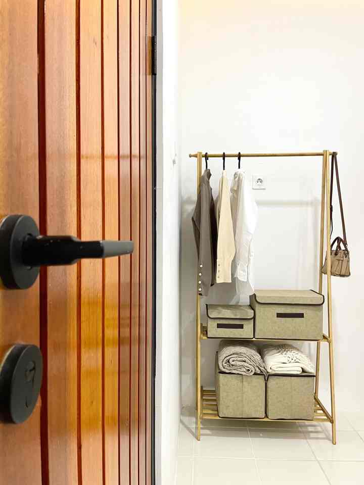 Untuk menampilkan rumah aesthetic tidak perlu budget mahal, justru dengan budget ramah kantong kita bisa menciptakan rumah atau ruangan yang aesthetic versi kami.
Beberapa material yang ramah kantong dirumah kami :
1. Rak pakaian minimalis yang kami lengkapi dengan beberapa storage box untuk penyimpanan pakaian. 
2. Hiasan dinding pada area tangga yang selalu menjadi pusat perhatian setiap tamu berkunjung kerumah
3. Rak pojok kitchen set sebagai pelengkap dekorasi dapur 
4. Gorden kolong dapur dengan motif minimalis. 
Itulah 4 item material yang affordable dirumah kami yang dapat mengubah ruangan dirumah kami jadi aesthetic. 
Semoga terinspirasi.

#MaterialRenovasi
#MaterialMurah
#RakPakaianMinimalis
#HiasanDindingFrame
#Rakdinding
#GordenKolongDapur
