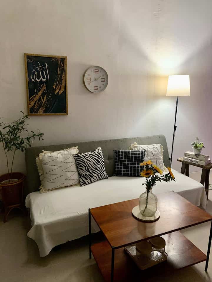 Hai tetangga Ohouse! Ini suasana malam dirumah kami @_rumahantik hehe belum semua spot karena baru spot ini yang ada penerangan lampu bantuan dan koleksi perabot yang ada fitur lampunya, jadi syahdu juga ya kalau dilihat-lihat, nyaman skali suasananya 😍

Untuk diruang tamu kami memakai lampu berdiri dari IKEA yang menambah cantik suasana malam saat kami bersantai diruang tamu, vibesnya jadi beda saat lampu dinyalakan, penataan perabot juga mendukung tampilan makin cakep

Selain itu dikamar aku pakai lampu tidur yang menggemaskan, aku tipikal yang suka skali menyalakan lampu malam saat beristirahat, tujuannya agar nuansa malam jadi syahdu dan tidur makin nyenyak, warna lampu mencolok seperti hijau pink atau kuning menambah mood dimalam hari

Untuk diruang kerja aku menggunakan lampu baca agar suasana jadi makin tenang, tips untuk membuat mata jauh lebih sehat dan jg baca jadi tenang sebaiknya sih menggunakan lampu warm jadi mata tidak akan kelelahan walau bekerja atau membaca lebih lama, apalagi yang memiliki mata minus, pemilihan warna yang warm akan menjadi pilihan tang bagus agar tidak cepat lelah ☺️

#lampurumah #inspirasilampu #nightvibe #lamputidur #lampubaca #lampuberdiri #lampukamar #lampurruangkerja #lampuruangtamu #lampumeja #lampu #suasanamalam