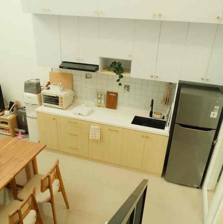Beberapa material affordable yang kami gunakan di dapur Damaruma :
1. Untuk material top table sebagai alternatif granit kami menggunakan material solid surface. Mempertimbangkan dari sisi harga yang lebih terjangkau
2. Untuk material kitchen set kami menggunakan 2 bahan untuk menghemat budget : dibagian bawah kami menggunakan PVC, material ini lebih mahal pada plywood, pertimbangan kami tetap menggunakan PVC di bagian kabinet bawah karena dibagian bawah sering terkena air sehingga perlu menggunakan material yang tahan air. Namun untuk di kabinet bagian atas kami menggunakan material plywood untuk menghemat budget karena kabinet atas hanya di gunakan untuk storage. Alternatif gudang karena Damaruma tidak memiliki ruangan khusus untuk gudang.

#MaterialRenovasi #MaterialMurah #KitchenSetPVC #KitchenSetPlywood #SolidSurface