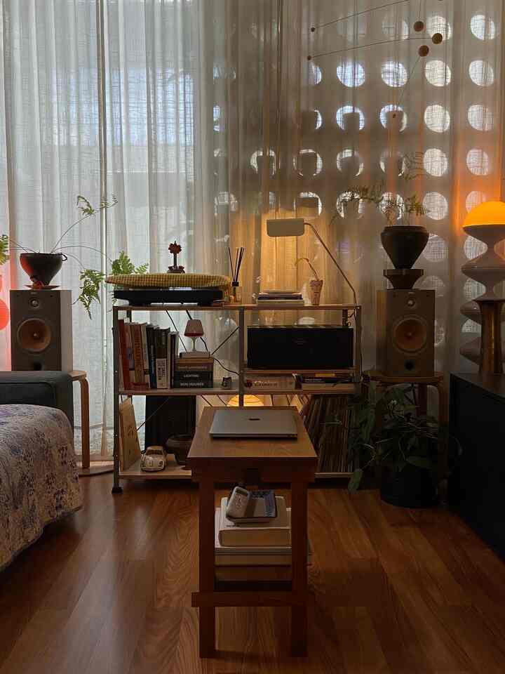 Kami suka mengubah dekorasi, sebagian besar dekorasi kami adalah barang-barang vintage yang harganya relatif terjangkau, kami juga suka menggunakan kembali barang-barang lama kami, misalnya: menggunakan sarung bantal sebagai kain vinil atau memajang buku 

#materialrenovasi
#materialmurah
#dekorasimurah
#dekorasiruangkeluarga

