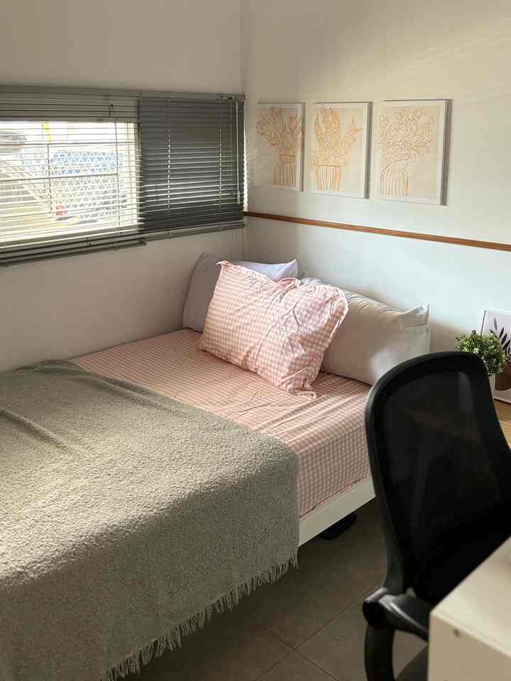 Kamar kedua di awhouse.

kamar ini berukuran 2,5x3meter, kamar yang minimalist tapi fungsional bisa menjadi kamar tidur sekaligus ruang kerja.

untuk material kamar ini pakai dipan nya tanpa headboard yang berfungsi agar ruangan tidak nampak sempit, ada bagian list kayu di bagian atas tempat tidur untuk dekorasi kamar ini.

untuk pemilihan lantai di kamar ini menggunakan warna netral yaitu abu abu, karna warna ini selain natural pemilihan bahannya juga bahan yang matte.

untuk area dindingnya kita menggunakan cat berwarna putih dan menambahkan 3 walldecor diatas tempat tidur, walldecor ini murah berbahan kanvas.

karna kamar ini memiliki fungsi lain yaitu ruangan kerja untuk pemilihan meja kerja nya kita pilih dengan yang ukuran kecil dan harga yang termurah.. kita tambahkan juga 1 board untuk melengkapi area kerja ini, dan ada 1 kursi kerja dengan ukuran kecil.

dikamar ini kita punya 2 lemari storage dan 1 gantungan baju, untuk menambah fungsional kamar ini selain dipakai untuk tidur dan bekerja kamar ini juga bisa menyimpan beberapa barang.

semoga menginspirasi🤍

#MaterialRenovasi #MaterialRumah #Wallpaperdinding #walldecor #dipankamadtidur #dipanminimalist #bedroominspo #bedroommaterial #listkayudekorasi #mejakerja #kursikerja #materialkamar #inspirasikamar