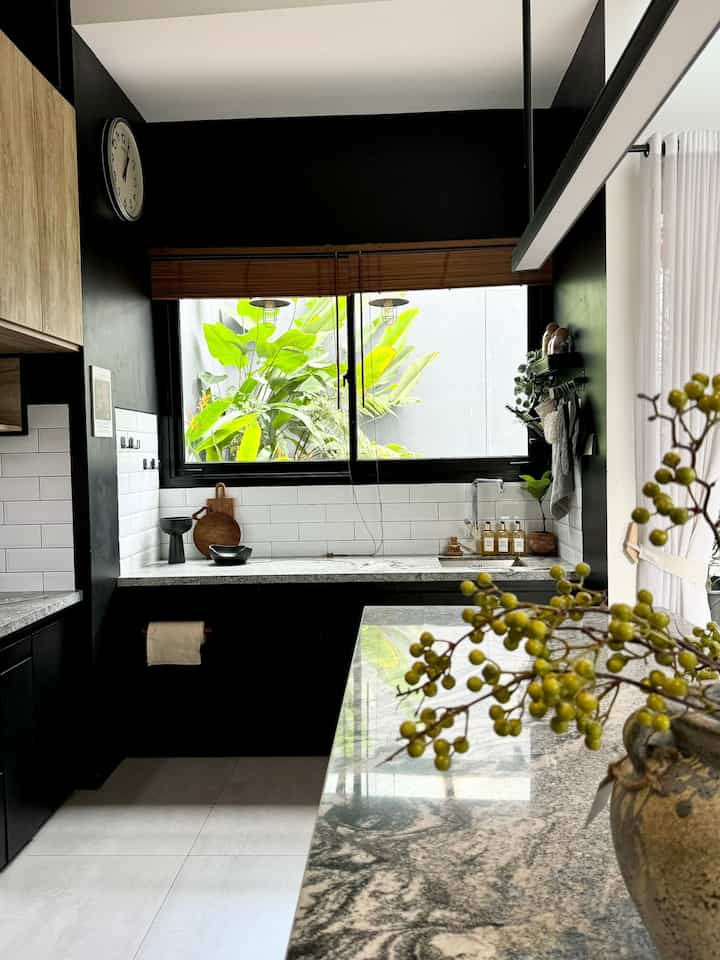 Dekorasi Item Affordable

Dekorasi rumah gak selalu harus mahal, yang penting kita bisa pilih dan sesuai dengan karakter rumah, done tetep jadi tjakep kok

Nah ini beberapa dekorasi yang masih terjangkau harganya tapi bikin suasana rumah berbeda

#bumitimi #materialrenovasi #materialmurah #tanamanartificial #wallart #lilindekorasi #lilinberaroma #woodenbeads