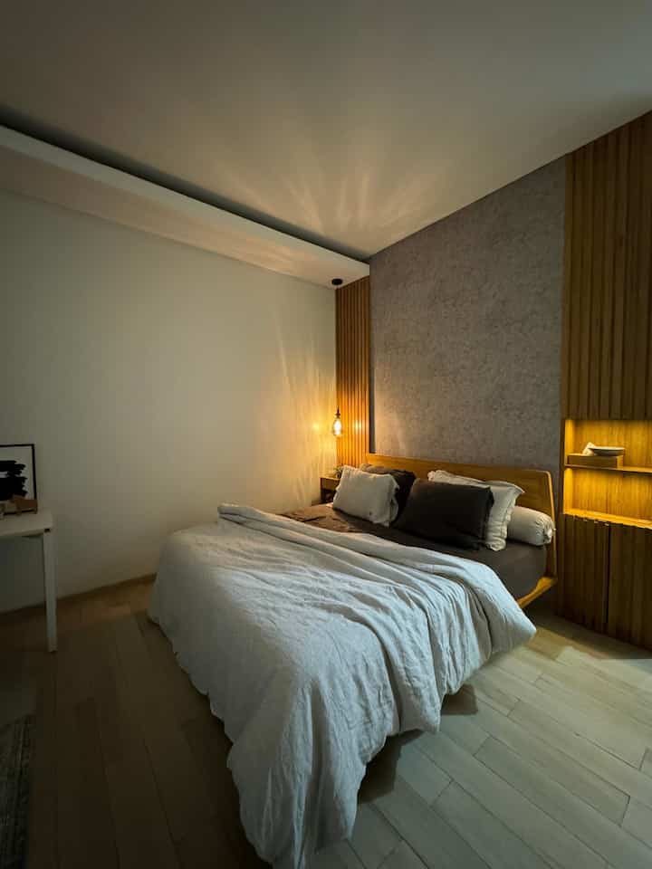 Night vibes

Suasana kamar utama kalo malam hari lebih banyak memakai lampu warm white yang bikin suasana lebih warm, tenang, rileks untuk istirahat

Dengan perpaduan unsur kayu dan putih membuat suasana ruangan tidak berat 

Dan sedikit sentuhan dekorasi agar tidak terlalu monoton

#bumitimi #lampurumah #inspirasilampu #nightvibe  #bedroom #kamartidur #lantaigranitekayu #lemaripakaian #idekamartidur