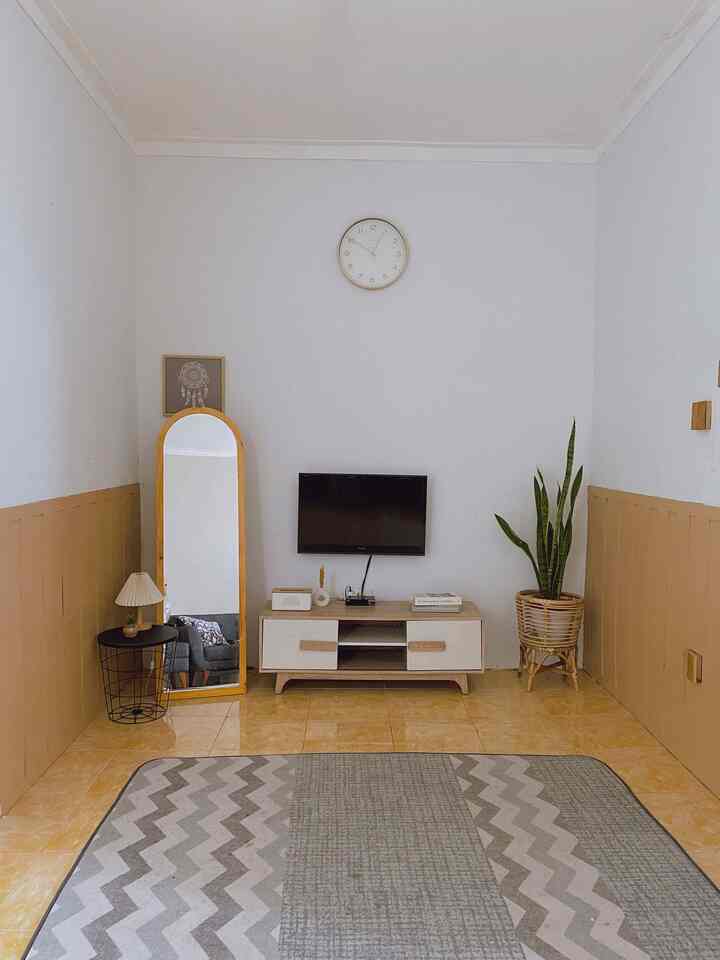 
Untuk material ramah kantong dari rumah teduh terlihat dari salah satu ruangan favorite kita yaitu ruang keluarga ini, kita memberikan sentuhan wallbatten dari material papan HMR MDF di kanan kiri sehingga memberikan ambience yang teduh dan syahdu.
Kita mengaplikasikan cat berwarna cokelat muda agar look japandi masih kerasa. 
Tentunya budget yang kita habiskan untuk ruangan ini sangat lah affordable tapi bisa menghasilkan ruangan yang aesthetic.
#materialrenovasi
#materialmurah
#mdfwallbatten
#wallbatten
#ruangkeluarga
