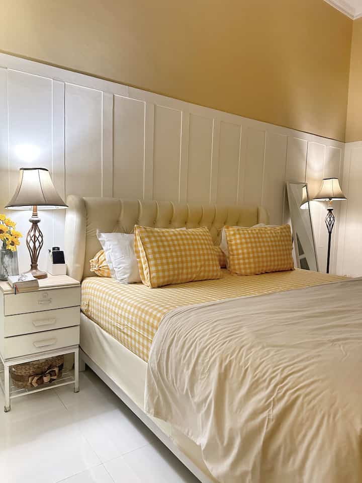 •こんにちは、夏！•

いつもと違って、私はいつも慎重にベッドリネンを選んでいますが、今回は大胆にベッドシーツを黄色のエミリーモチーフに替えて、夏休みの雰囲気を出してみました。

ベッド横の花を変える以外に、部屋の照明を黄色にするのがポイントになりそうなので、狭い部屋の夏らしい暖かみの最終コーディネートです😉

#ホームライト #InspirasiLampu #NightVibe #SummerNight #SummerVibes #HolidayVibes #AmericanHouseBedroom #KamarMungil #DekorasiKamar 