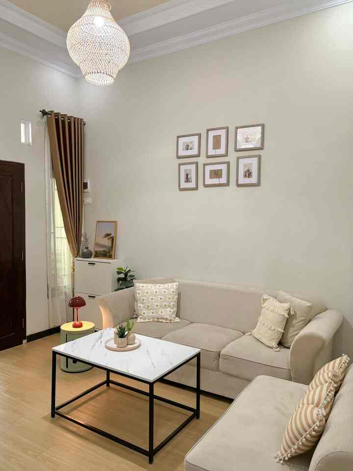 Karena ruang tamu adalah ruangan yang paling terlihat oleh tamu, maka ruangan yang pertama kali kami dekor adalah ruangan ini. Kami mendekorasi ruangan ini dengan tema hangat. Kami menggunakan dekorasi simple dan low budget namun tetap  membuat ruangan terlihat aesthetic.


#MaterialRenovasi
#MaterialMurah
#FloorVinylStiker
#CatTembokCatylac
#LampuGantungRotan
