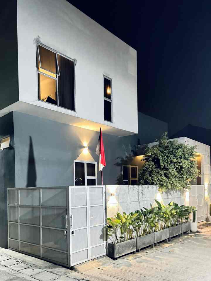 Facade at night 🌚✨⭐️

Penerangan di malam hari itu penting loh, bagaimana supaya rumah kamu tetap terang, tapi juga tidak mencolok dan juga tidak gelap sehingga tidak menimbulkan kesan horor.

Nah untuk itu, hindari menggunakan lampu terang, dan gunakan lampu warm white di bagian pagar. Kemudian gunakan lampu ceiling di bagian teras. Sehingga terciptapah suasana temaram yang menenangkan 🥹🥹

Lampu tembok kami beli di marketplace, sedangkan lampu ceiling kami beli di toko listrik terdekat. kami sengaja memilih lampu berbentuk kotak agak sesuai dengan tema dan bentuk rumah. 

#lampurumah #inspirasilampu #nightvibe #facadeatnight #facade #industrialhome #industrial 