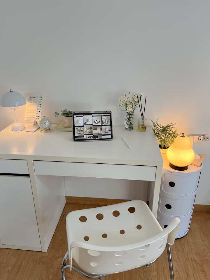 Hai, ini ruang kerja aku sekarang.
Aku suka banget sama lampu-lampu jadi aku suka khalap beli lampu secara online hahaha, suka gak nahan kalau ada yg gemesh

#lampurumah #inspirasilampu #nightvibe #deskgram #Ruangtamutipebelajar #ruangbelajar #kamarkerja #ruangkerja #lampukamar #lampumeja