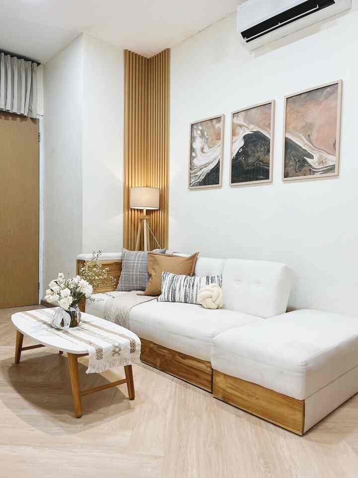 Our Lil House - Inspirasi Material Interior Rumah

Halo semuanya!! Aku mau sharing tentang material interior yang digunakan pada rumah ku. Pada desain rumah ku, aku memasang wallpanel pada beberapa spot di ruangan rumah, selain untuk dekorasi juga menambah looks ruangan menjadi tidak terlalu kosong. Pemasangan wallpanel ini juga cukup worth it karena sebenarnya bisa dipasang sendiri dan harganya masih cukup terjangkau.

Lalu pada lantai juga, aku memasang vinyl dan SPC, untuk mengubah suasana ruang menjadi lebih clean dan juga terasa hangat. Pemasangan vinyl dan SPC juga cukup worth it karena kualitasnya bagus, dan awet. 

Pada kamar tidur juga, aku menggunakan wall batten untuk dinding kamar, selain bikin dinding kamar tidak terlalu polos, dengan adanya wall batten ini juga bikin dinding kamar tidak lembab.

#MaterialRenovasi #MaterialMurah #LantaiVinyl #LantaiSPC #Wallbatten #Wallpanel #AmbalanKayu #StickerPVC