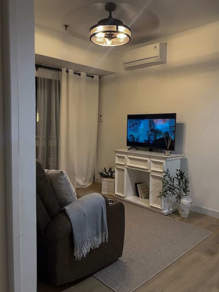 NIGHT VIBES✨

Personally, Hatta Home would prefer the cozy glow of warm white tones with lotsa lamps! So we makes any space inviting with our warm colour ideas for living rooms, bedrooms, kitchen & hallway.

The highlight of our ambient lighting in our home tentu saja kipas angin yg juga berfungsi sebagai lampu gantung dengan aksen bohlam filamen vintage di area living room. That’s definitely everyone’s favorite! Kami juga menggunakan ambient lighting yang sama dengan menggunakan dua lampu gantung besar di kitchen & dining area, lampu gantung modern klasik american di area hallway, serta lampu meja klasik yg kami custom di area master bedroom. It makes the ambiances look softer and cozier and they give off such a pretty and romantic night vibes ✨

#LampuRumah
#InspirasiLampu
#NightVibe
#lampu
#lampugantung
#lampuruangtamu
#lampulantai
#lampudinding
#lampumeja
#lamputidur
#lampukamar