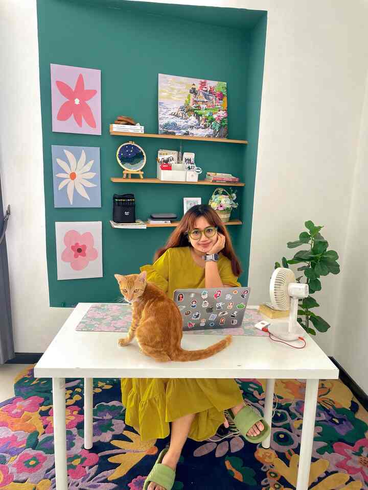 Ini adalah home office di @diemdibumi yang baru. Untuk membuat ruangan ini tentunya aku menggunakan budget minim. Bentuk tembok yang miring memang awal mula dari bentuk fasad sehingga aku hanya perlu menambahkan cat, ambalan 50ribuan, lukisan dan beberapa printilan murah. Dan semuanya dikerjakan DIY oleh suamiku.

#MaterialRenovasi #MaterialMurah #cat #sudutruangann #homeoffice #catdindinghijau