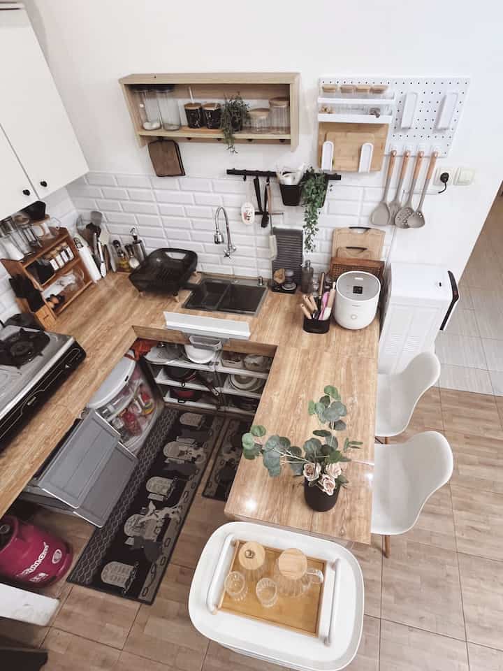 ✨Aesthetic Kitchen Low Budget

Hai semua, 
Ingin punya dapur estetik, tapi budgetnya minim? Bisa coba cara kami membangun dapur cor dengan material low budget & tetap estetik. 
✨ Membangun dapur cor dengan menggunakan keramik & granit sesuai tema (white & wood) tapi dengan harga ya masih terjangkau.
✨ Memilih kitchen set & ambalan yang sudah jadi (kami mengkombinasikan ambalan Ikea & kitchen set pira). Total Budget dari 1 Kitchen Set & 2 Ambalan under 1 juta lho. 
✨ Memilih keran & sink dapur yang berkualitas. Karena untuk jangka waktu yang lama, lebih baik splurging ke keran dengan kualitas bagus daripada beli yang murah tapi bolak balik rusak. Keran yang kami pakai bergaransi 10tahun lho. 
✨ Memilih aksesoris dapur sesuai tema, jadi tidak latah dengan trend. InsyaAllah bisa mengendalikan budget jadi lebih hemat.

#MaterialRenovasi #MaterialMurah #KeramikDapur #KeramikBacksplash #KranSink #KitchenSet #Ambalan #Granit 